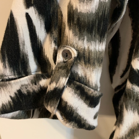 Rafaella Black and white print top. 3X - Picture 3 of 8